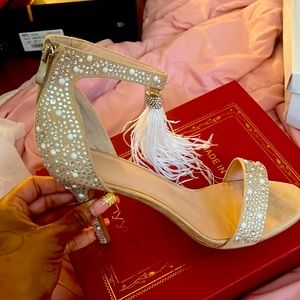 Nude hills with diamond accent in a pearl accent with feathers hanging